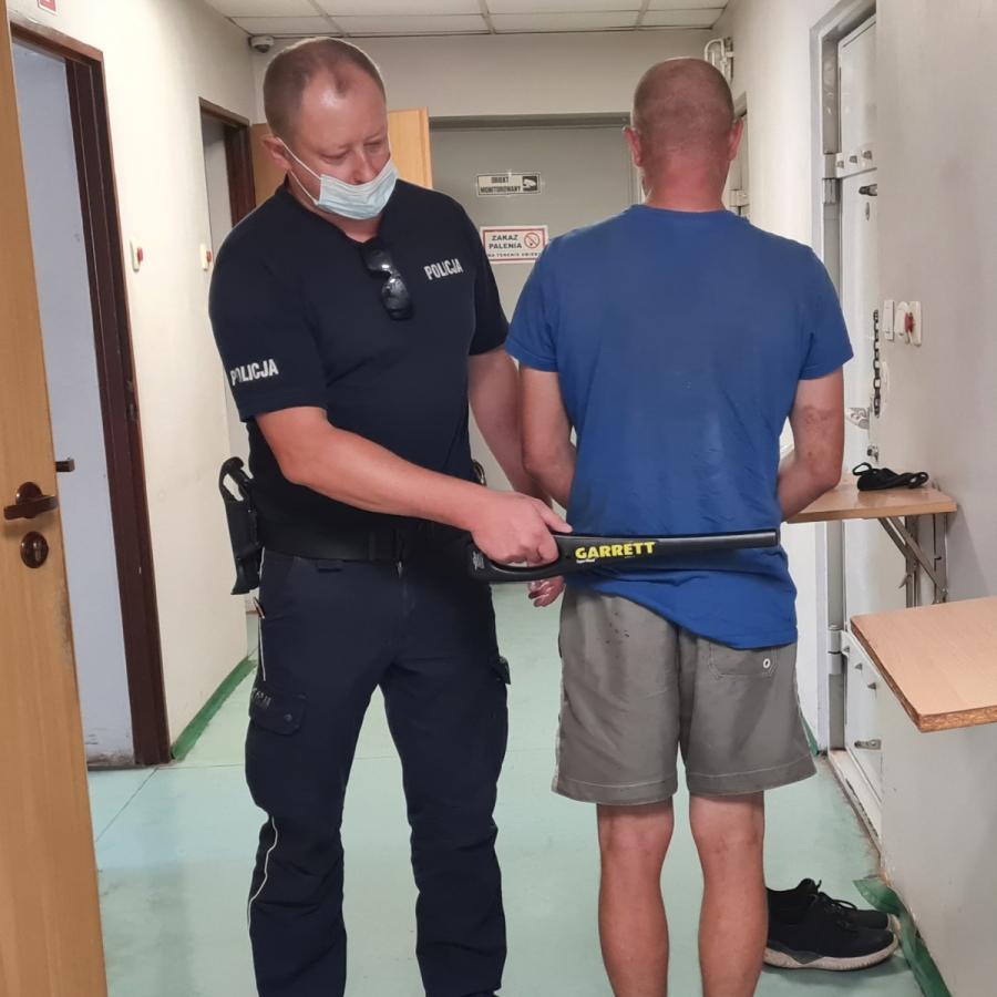 35-latek poszukiwany dwoma listami gończymi zatrzymany w Gomunicach