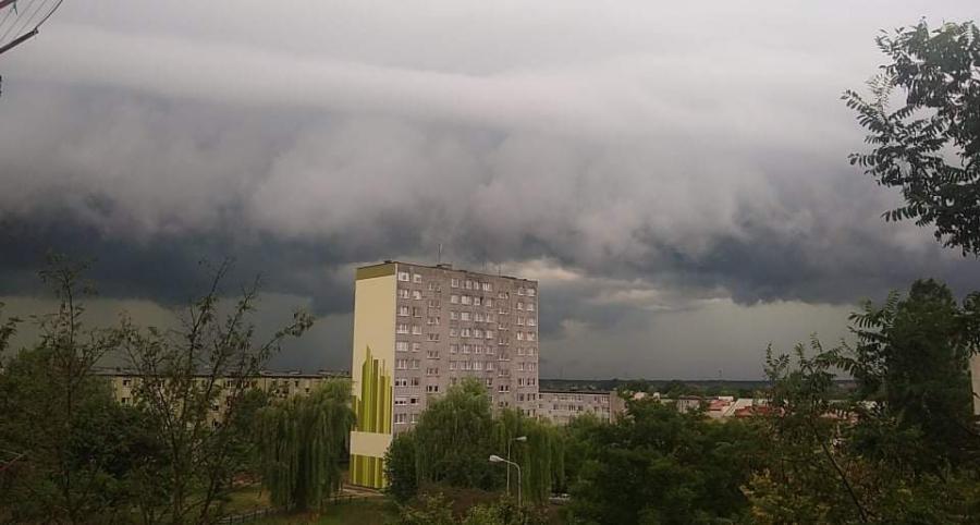 Uwaga! Burzowa pogoda zapowiadana jest na całe popołudnie, groźnie może być też w nocy