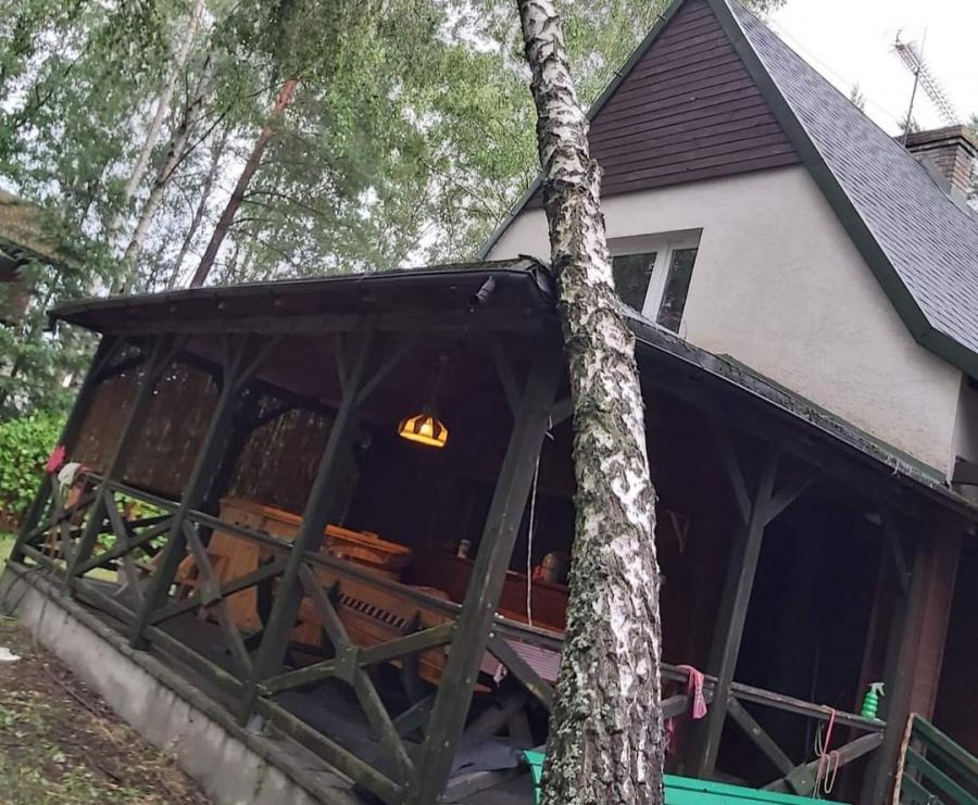 Skutki burzy: 12 wezwań do powalonych drzew, uszkodzone dachy i pożar od pioruna