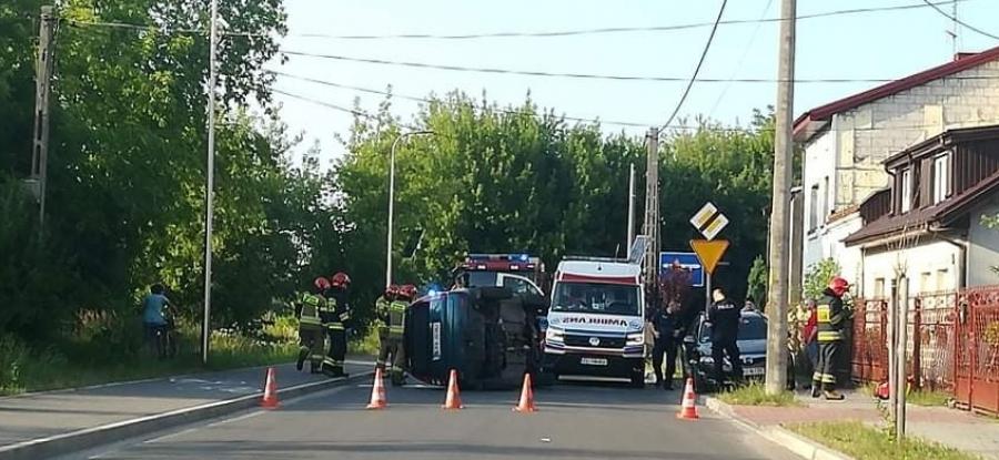 Kolizja na Spacerowej. Auto przewróciło się na bok. Kierowca był trzeźwy