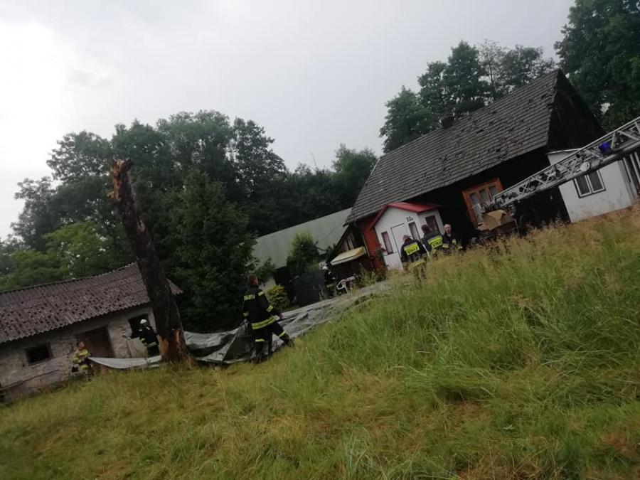 Pracowity weekend strażaków: podtopienia, zerwane dachy i pożary