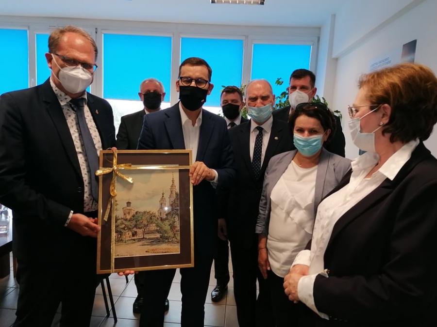 Krótka wizyta Morawieckiego w Radomsku. Obejrzał zakład SKB i spotkał się z samorządowcami