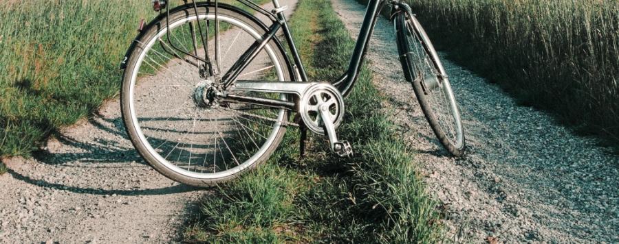 Potrącona 66-letnia rowerzystka doznała poważnych obrażeń. Policja szuka kierowcy seata
