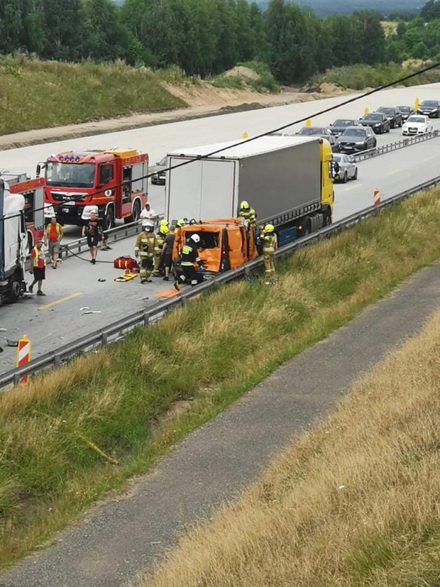 Wypadek na A1. Bus między dwoma ciężarówkami. Kierowca odwieziony do szpitala