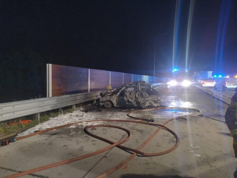 Zderzenie i pożar samochodu w niedzielę na DK 1 w Słostowicach. Dwie osoby ranne