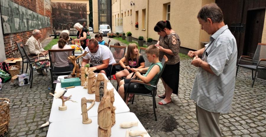 Wakacyjna oferta kulturalna Muzeum Regionalnego w Radomsku. Koncerty i warsztaty