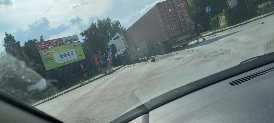 Wypadek na Sucharskiego w Radomsku. Jedna osoba poszkodowana