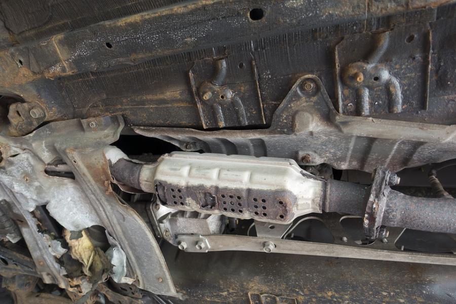 Strach zostawić samochód na parkingu. W Radomsku znów kradną katalizatory