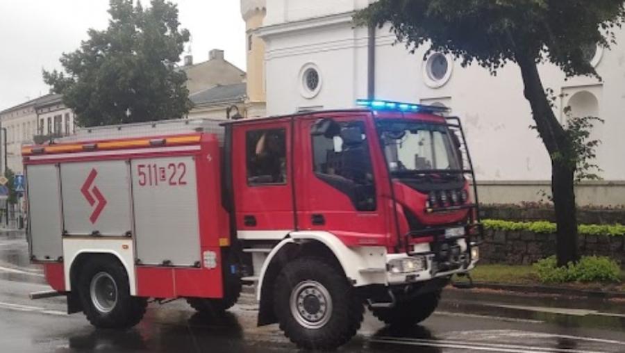 Na pomoc trzylatkowi i radomszczance przybyli strażacy. Przed pogotowiem