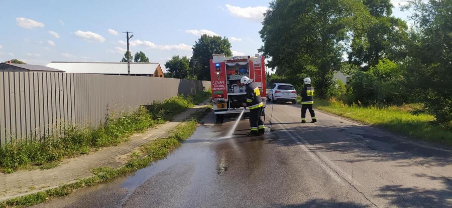 Duża plama oleju w Brudzicach zagrażała bezpieczeństwu kierowców