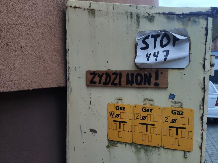 Żydzi won! Taki napis na solidnej tabliczce zawisł przy ul. Prymasa Wyszyńskiego