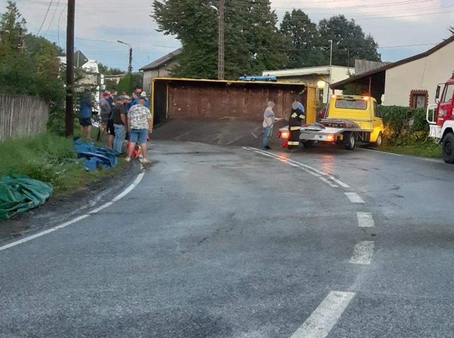 21-latek jechał zbyt szybko, przyczepa się przewróciła, a zboże wysypało na drogę