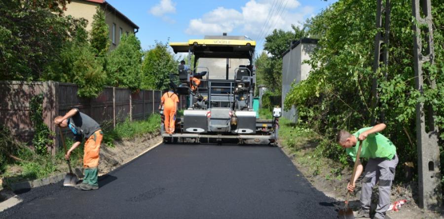 Nowy asfalt na kolejnych miejskich ulicach. Za prawie 1,5 mln zł