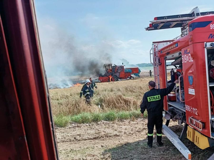 Zapalił się kombajn podczas żniw. W akcji uczestniczyło kilka zastępów straży pożarnej