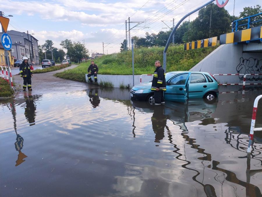Po porannej ulewie Opel Corsa utonął pod mostkiem. To była chwila, mówi kierowca