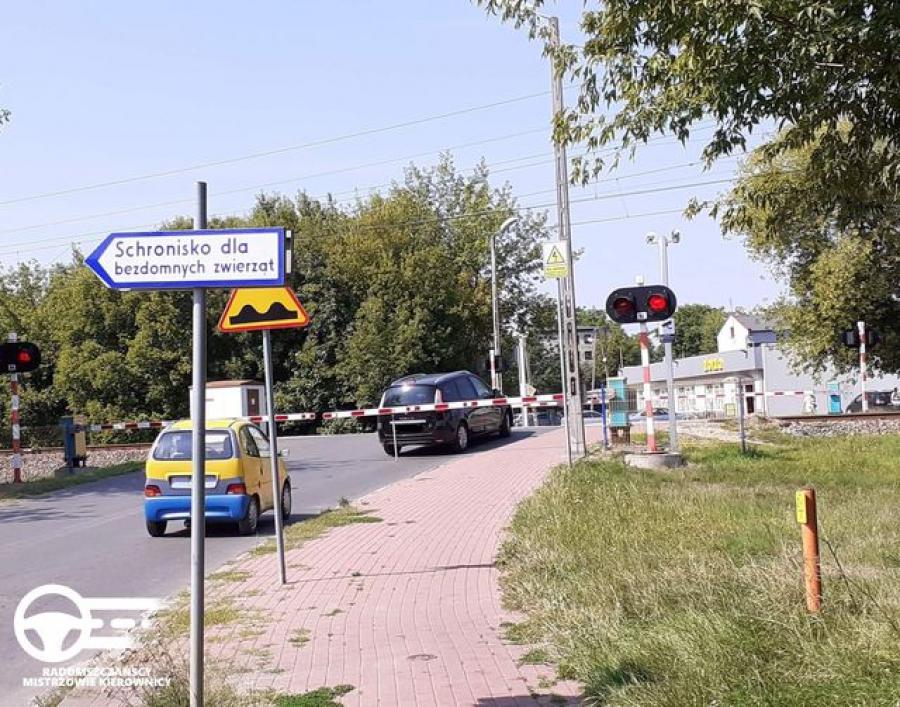 Ul. Piłsudskiego: kierowca po złej stronie szlabanu na przejeździe kolejowym