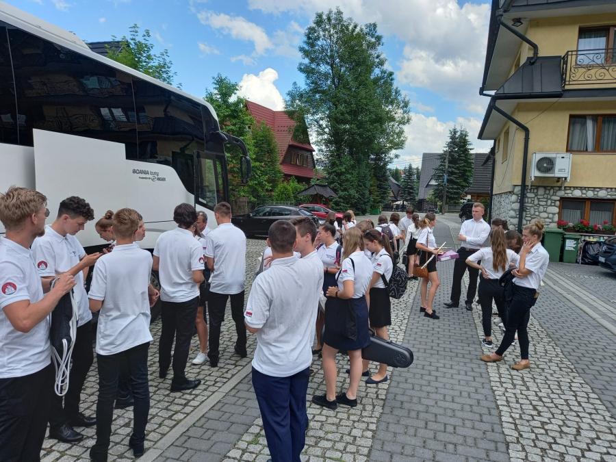 Trzy orkiestry dęte zagrają w niedzielę w parku przy klasztorze w Gidlach