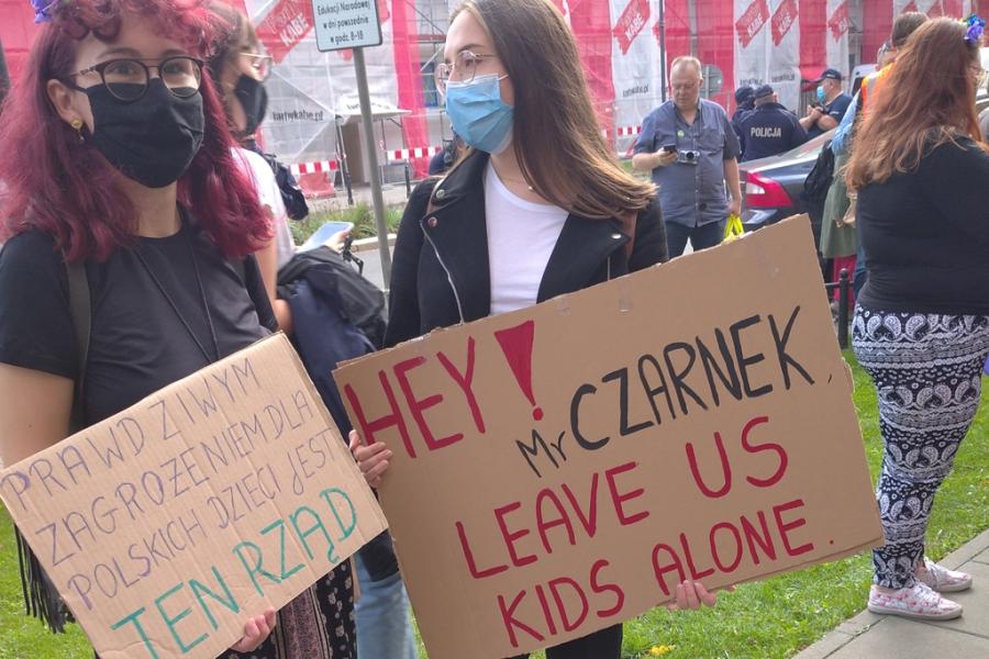 Kuratorium śledzi nauczycieli w internecie i dzwoni do szkół. Za protest przeciw Czarnkowi