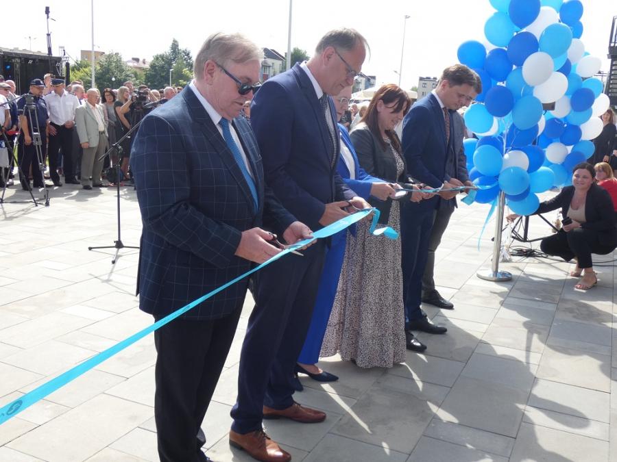 Nowy basen już otwarty. Wstęga przecięta, woda gotowa, można korzystać