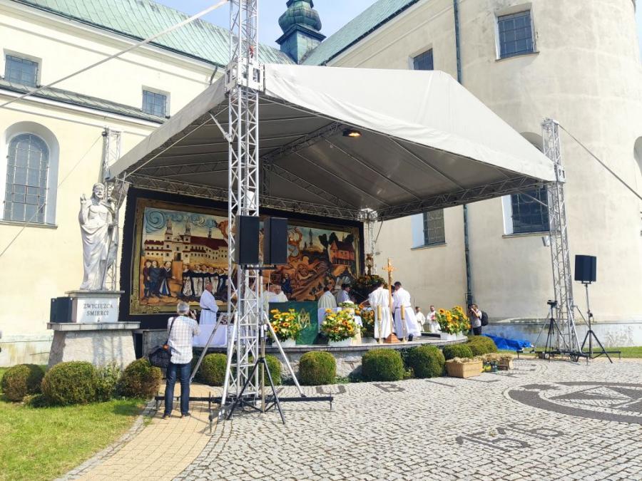 Kąpiółka w klasztorze dominikanów w Gidlach. Na nabożeństwie tłum wiernych