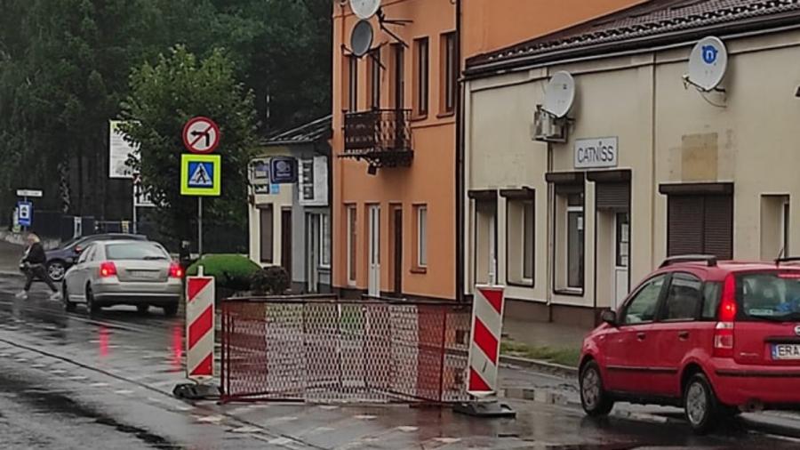 W Przedborzu uszkodzona została droga krajowa nr 42. Trzeba uważać