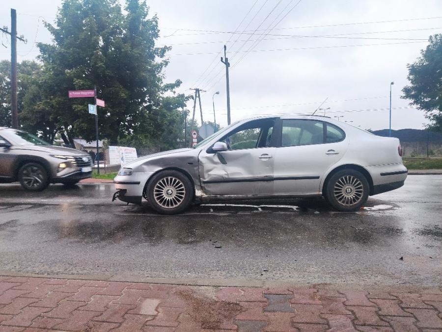 Pijany kierowca seata zawracał. Doprowadził do zderzenia z audi