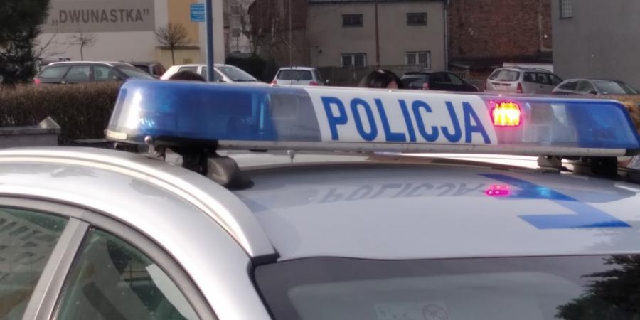 18-letni radomszczanin jechał zbyt szybko. Skoda octavia wpadła do rowu