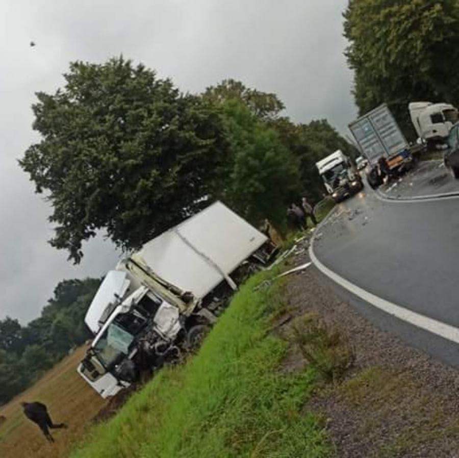 Wypadek dwóch ciężarówek w Strzelcach Małych. Jedna osoba ranna