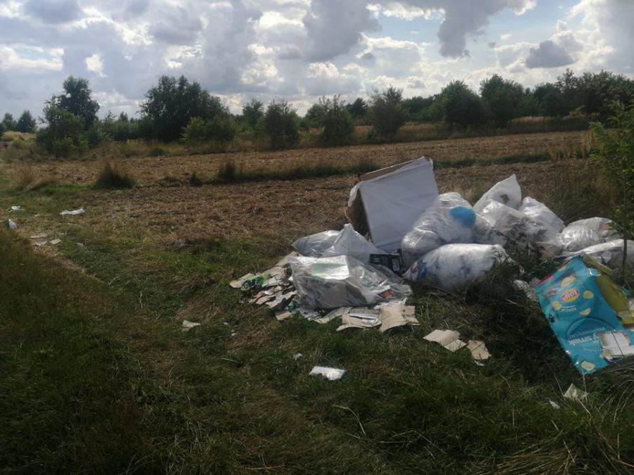To są śmieci z jednego ze sklepów - mówi nasz czytelnik i pokazuje zdjęcia