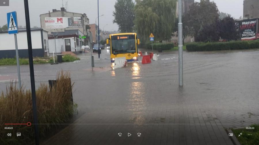 Żeromskiego zalane, mostek przejezdny. Dzisiaj będzie padać cały dzień