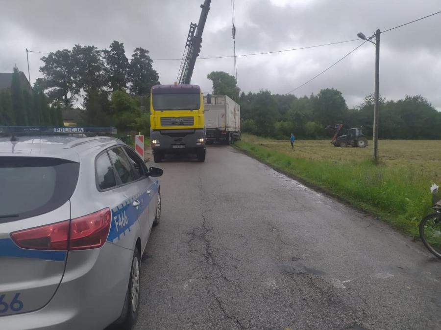 Rożny w gminie Dobryszyce: ciężarówka w rowie. Kierowca omijał roboty budowlane