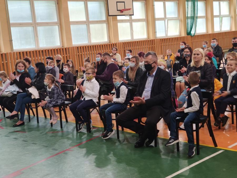 Początek roku szkolnego: Z dezynfekcją, maseczkami, ale jednak. Uczniowie wracają do szkół