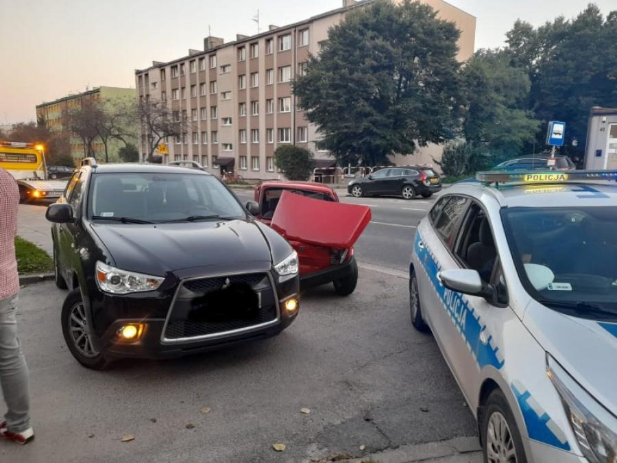 Zderzenie mitsubishi z maluchem na Brzeźnickiej. Kierujący trzeźwi