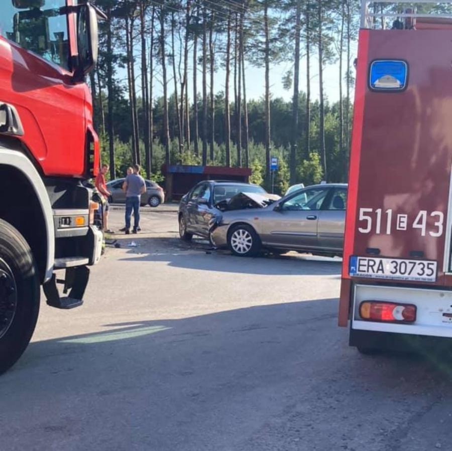 Cztery osoby trafiły do szpitala po zderzeniu dwóch samochodów na Wymysłówku