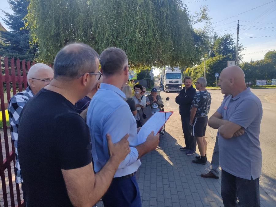 Sucharskiego i Poprzeczna. Mieszkańcy: mamy dość wypadków i TIR-ów