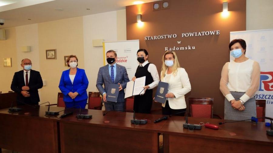 W I LO będzie nowoczesne boisko. W starostwie uroczyście podpisano umowę