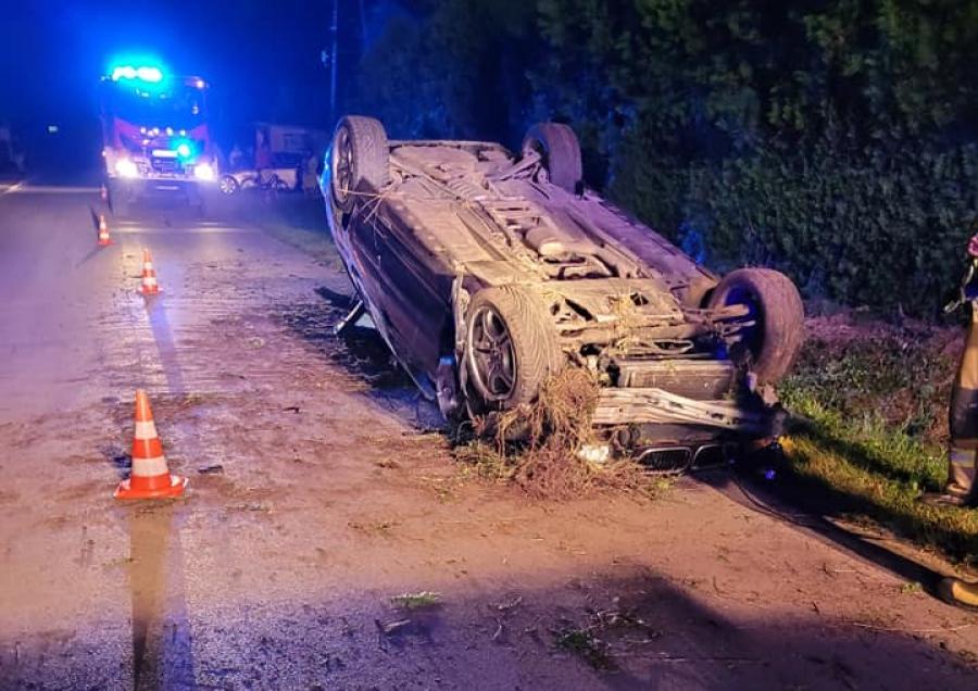 23-letni kierowca jechał za szybko. BMW dachowało, wcześniej zniszczyło dwa znaki