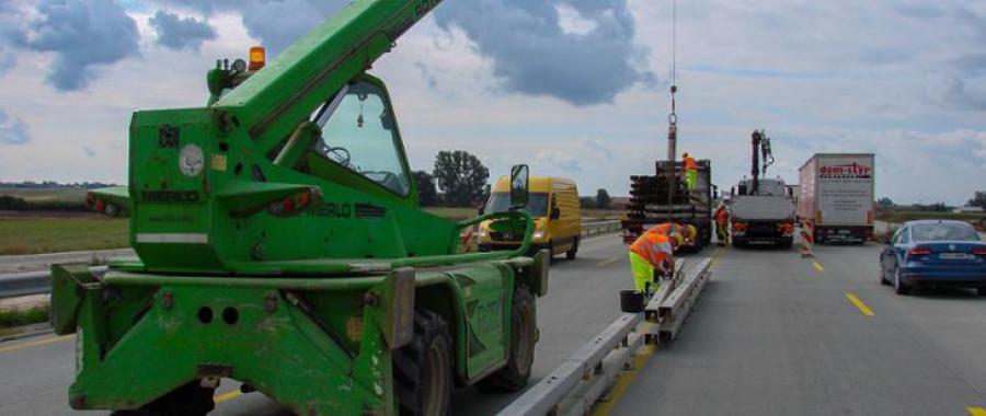 Jedźcie ostrożnie, na A1 trwa montaż barier oddzielających jezdnie
