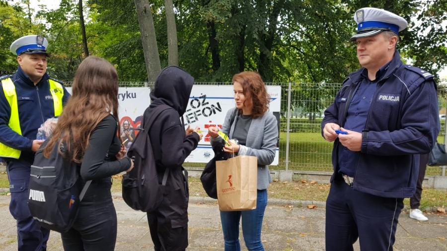 Bezpieczne Radomsko: Młodzież wyposażono w odblaski