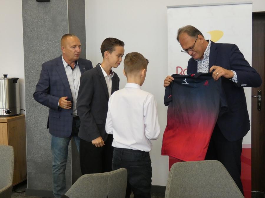 Prezydent Jarosław Ferenc otrzymał koszulkę UMLKS-u Radomsko