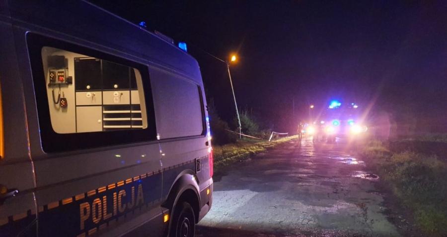 Wypadek w Babczowie. 18-latek bez prawa jazdy pożyczoną laguną wjechał w słup