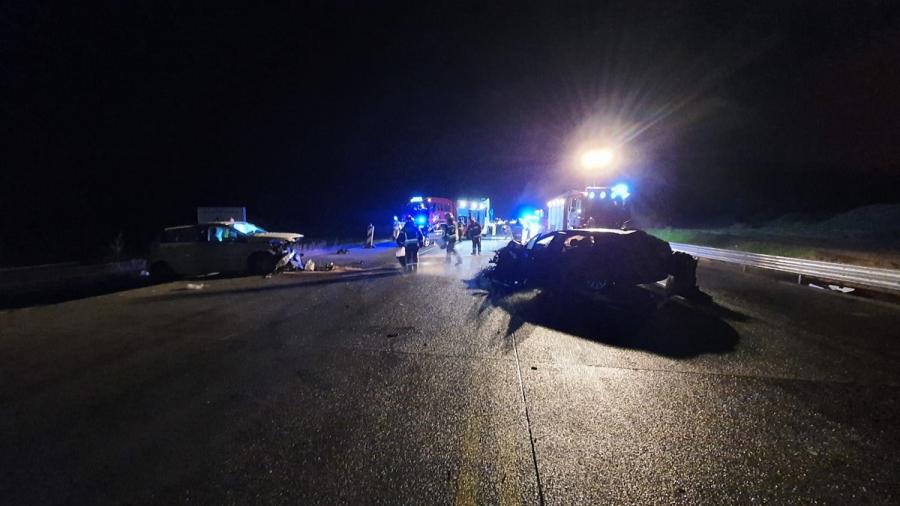 Autostrada A1. Czołowe zderzenie BMW z mercedesem. Trzy osoby poszkodowane