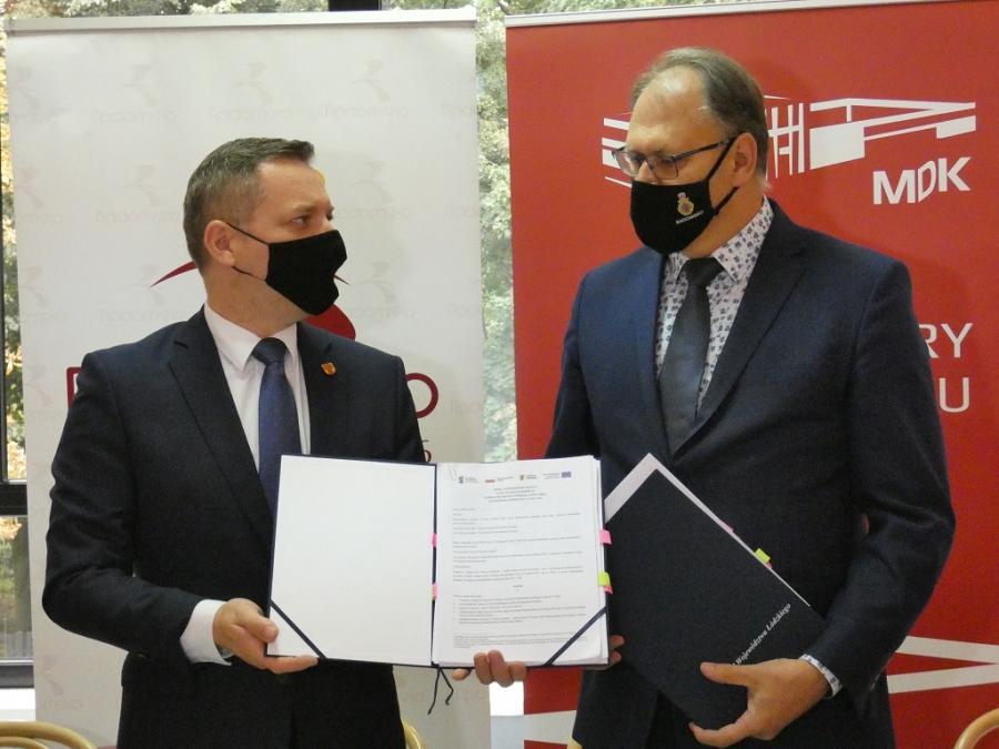 Umowa na dofinansowanie remontu sali widowiskowej w MDK-u podpisana