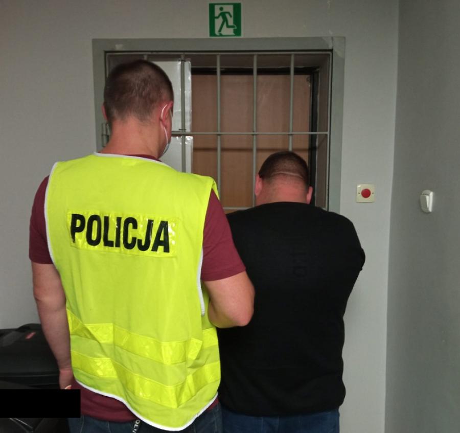 Dwóch kurierów ukradło paczki zostawione przez kuriera innej firmy