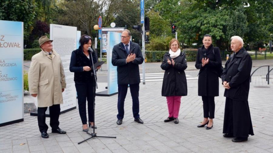 Plenerowa wystawa o prymasie Stefanie Wyszyńskim obok muzeum