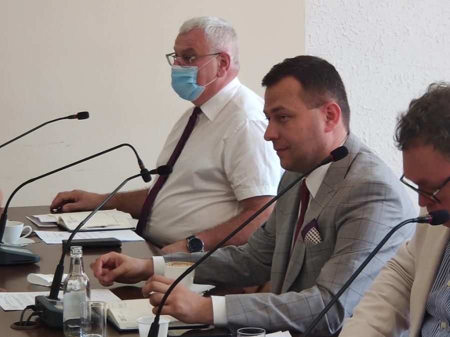 Nieetatowy członek zarządu powiatu Michał Koski zażądał gabinetu. I tabliczki