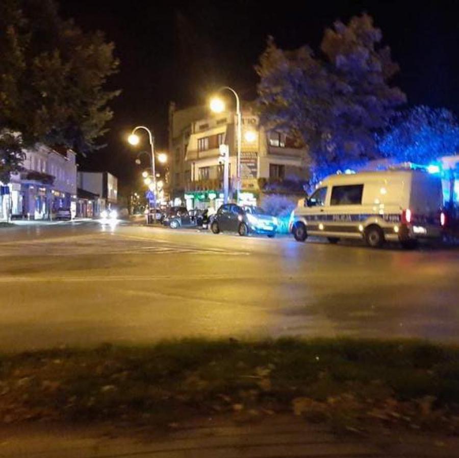 Zabójstwa na Warszyca w nocy nie było, to plotka. Kierowca wjechał w słupek