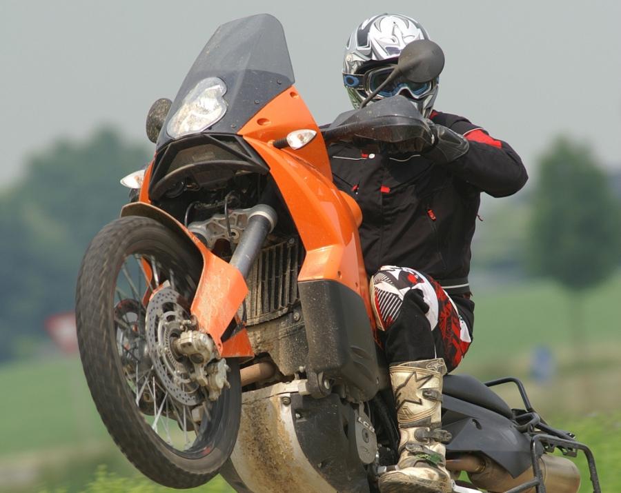 Wiózł koleżankę na motocyklu. Stanął dęba, dziewczyna spadła, on odjechał
