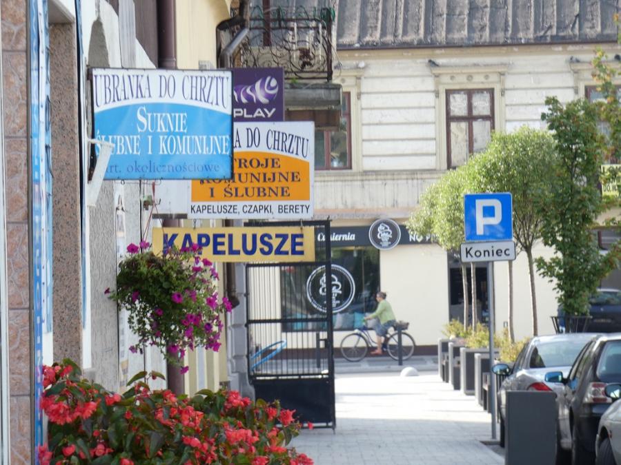 Wieś tańczy, wieś śpiewa: nasza szyldoza powszechna. „Klient ma zawsze rację