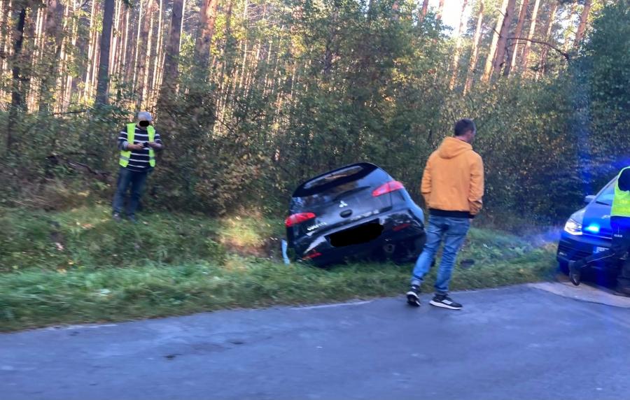 Na trasie Radomsko-Gidle mitsubishi wylądowało w rowie. Droga przejezdna